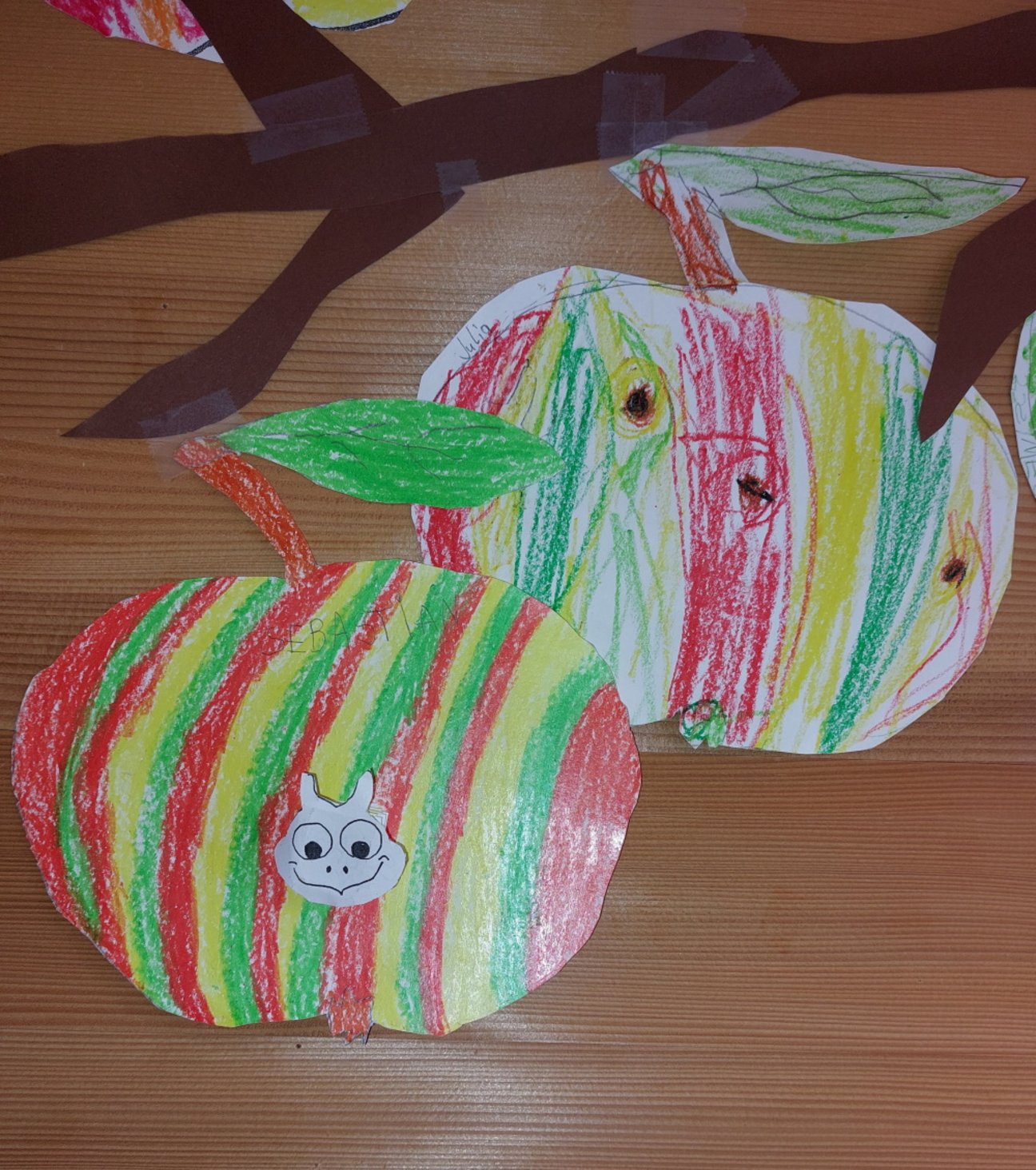 1b_Der_Wurm_im_Apfel__2___002_